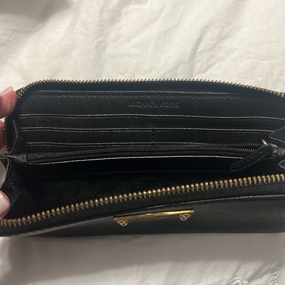 Michael Kors wallet - Picture 2 of 3